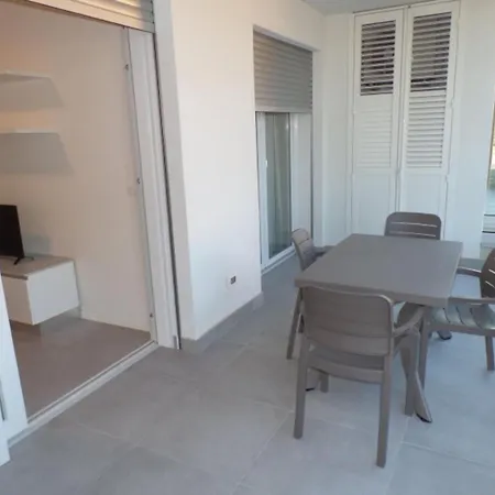 Modern And Equipped Living With Pool * Bibione
