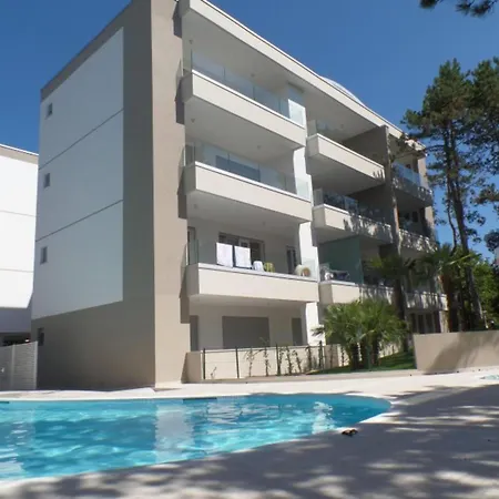 Modern And Equipped Living With Pool Apartment *