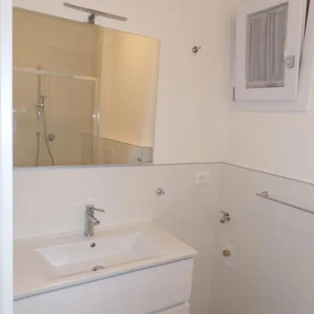 Modern And Equipped Living With Pool Μπιμπιόνε